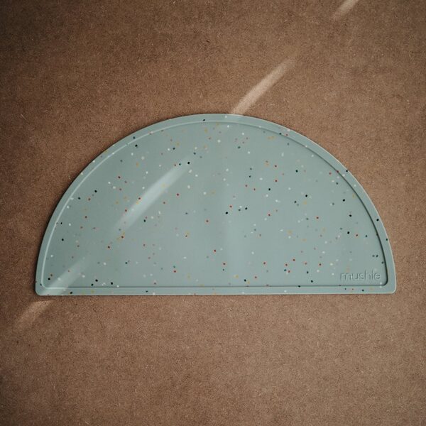 Mushie silikona galda paliknis Cambridge Blue Confetti
