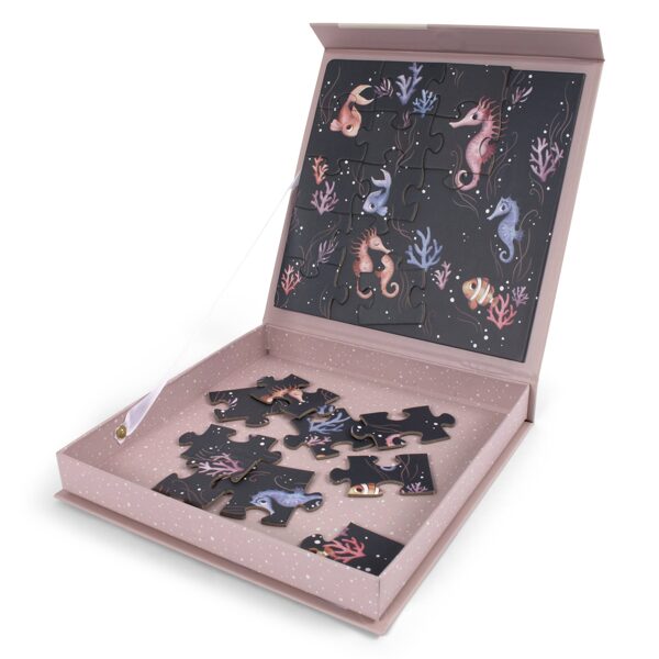 Magnetic games - Seahorse puzzle